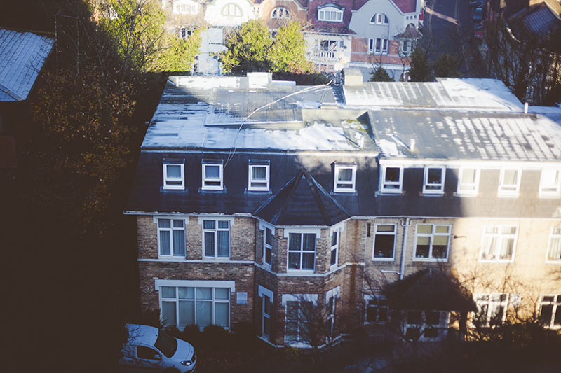 south-england-barely-any-snow-rooftops-december